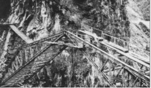 Si possono notare le passerelle di legno appoggiate sulla struttura metallica -  Foto da www.km8844.cn 