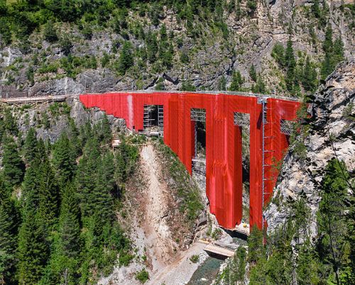 Durante i lavori il ponte é stato nascosto da un drappo rosso. Foto di Oliver Cossalter da wikimedia