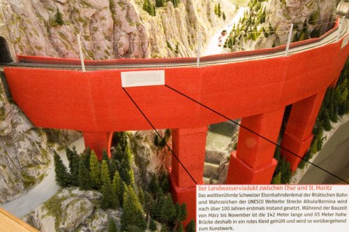 Il viadotto in miniatura vestito di rosso in occasine della ristrutturazione.