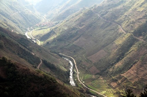 Immagine presa dal monte sopra il ponte - mostra la valle: a mezza costa sui due lati si intravede il tracciato ferroviario. Foto da tinyadventurestours.com