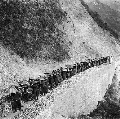 Trasporto manuale di aste metalliche per la costruzione di opere, 1906 presso Loukou