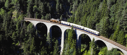 Un altro transito d'eccezione: l'Alpine Classic Pullman Express! Foto da un sito SBB