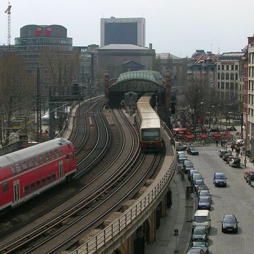 Stadtbahn persso lo Hackescher Markt, foto di H0tte in public domain