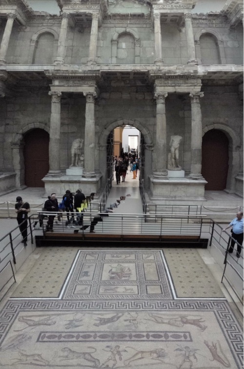 Scorcio (purtroppo solo parziale) del bellissimo frontale del mercato di Mileto